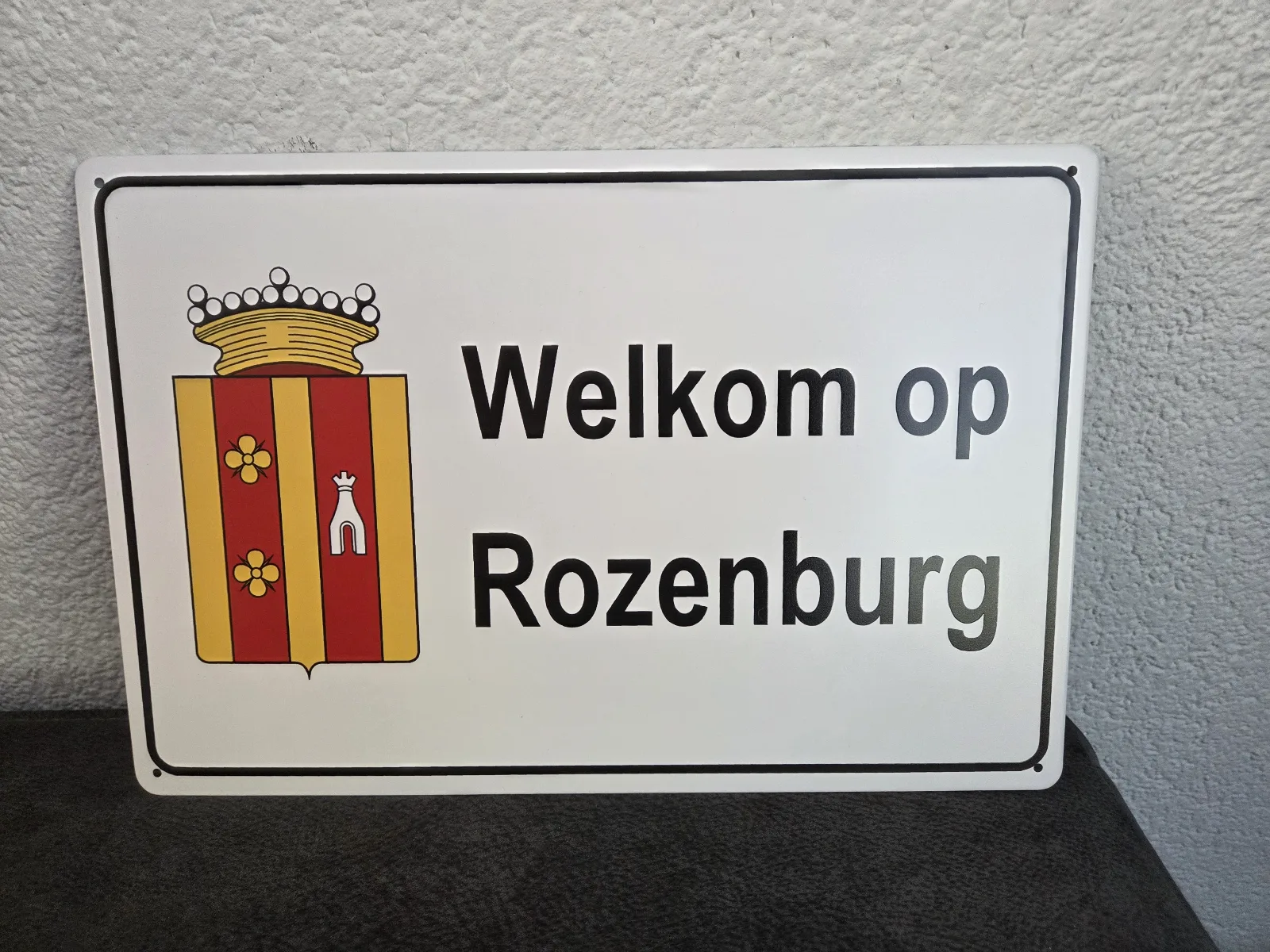 Metalen bord met de tekst Welkom op Rozenburg